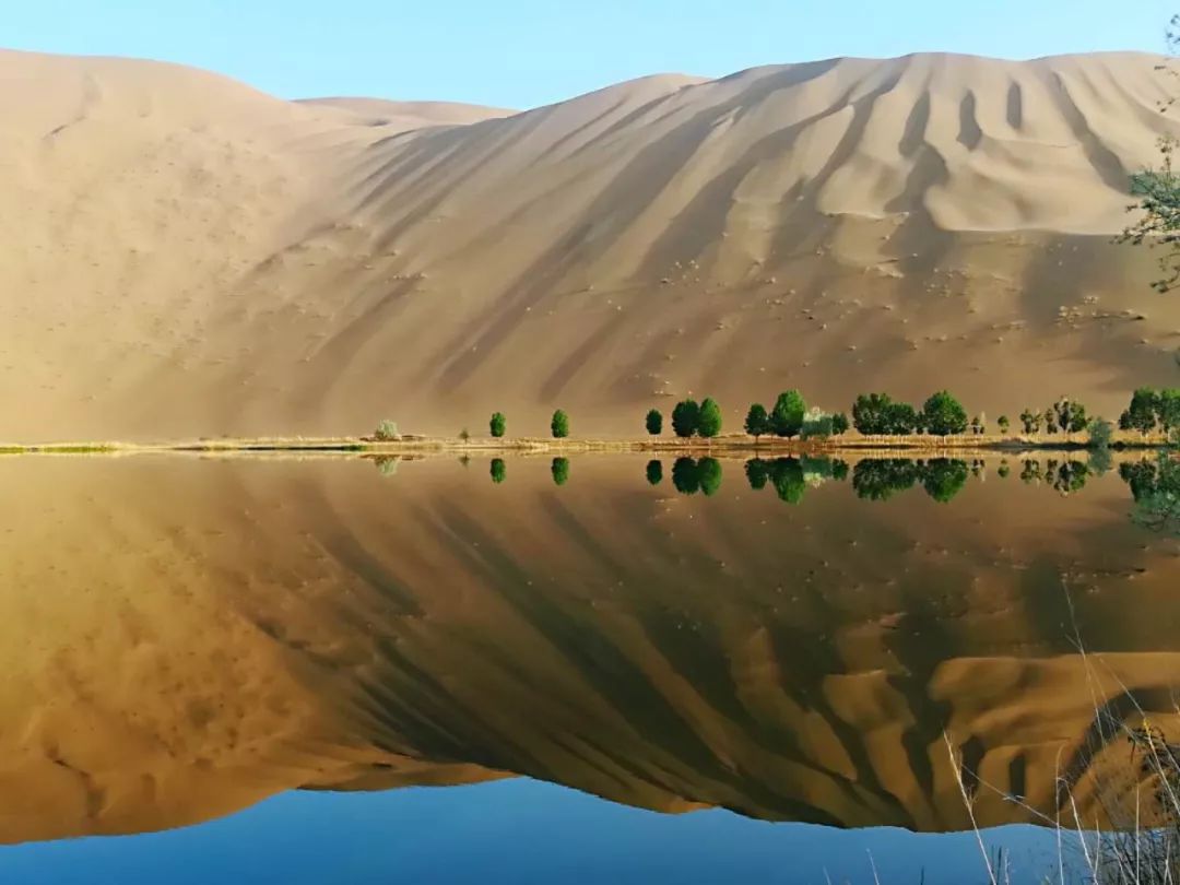 Have you ever been to the desert? The most beautiful desert in China – Badain Jaran Desert