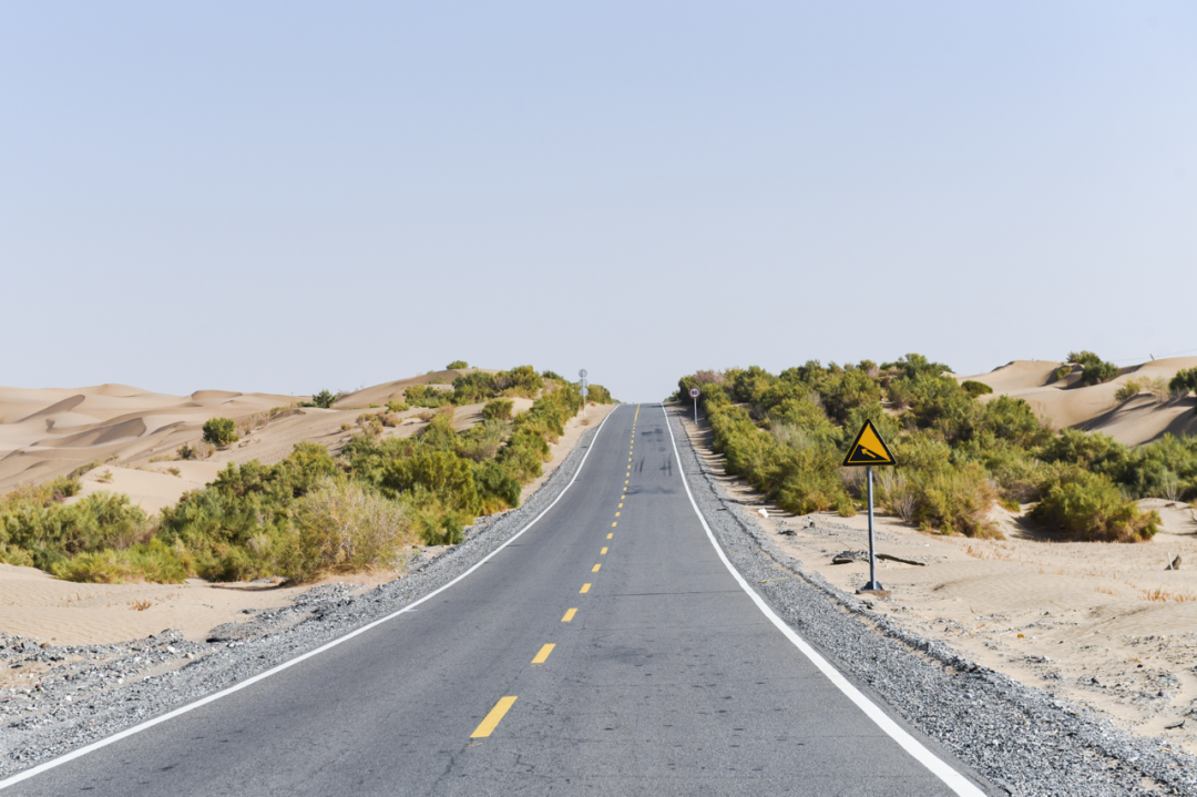 Travel Notes on Southern Xinjiang - Highway Crossing the Taklimakan Desert