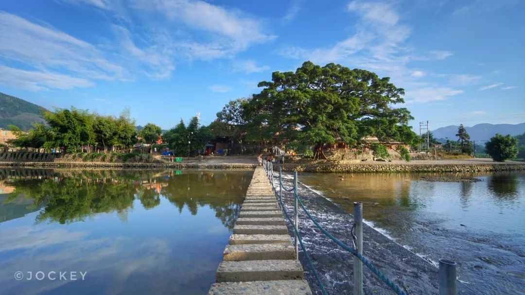 Zhangzhou, Fujian | Plank roads, old banyan trees and earthen buildings compose a song of Nanjing Clouds and Waters