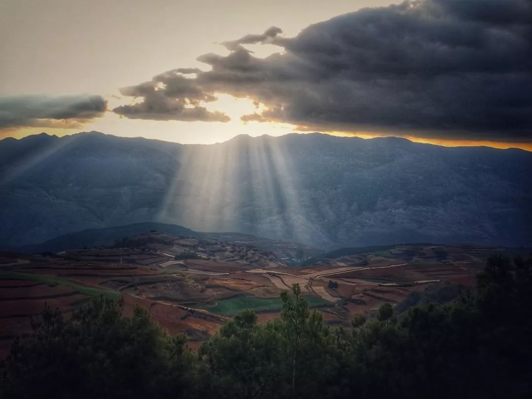 The red soil of Dongchuan in the wind and rain