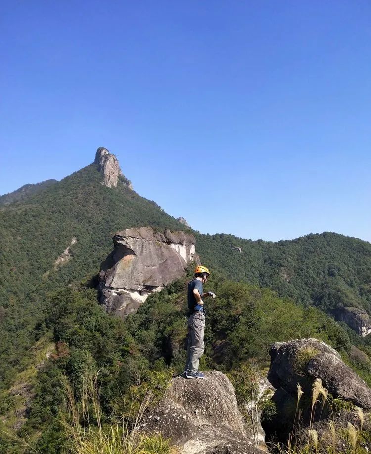 Climb over Wu Dayan and reach the top of Saddle Peak