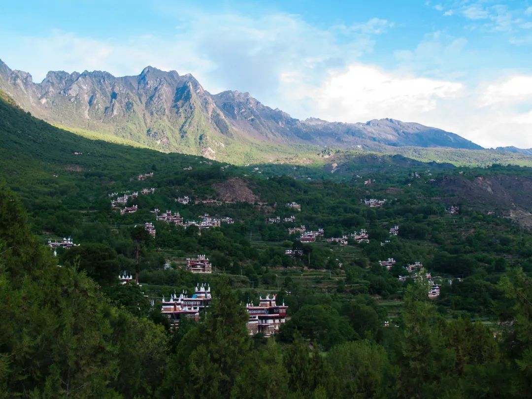 Travel Notes | The Jiaju Tibetan Village I photographed in those years: the mountains, the village, and the people