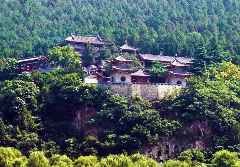 Touring “Longmen Grottoes” in the Rain (Part 2)