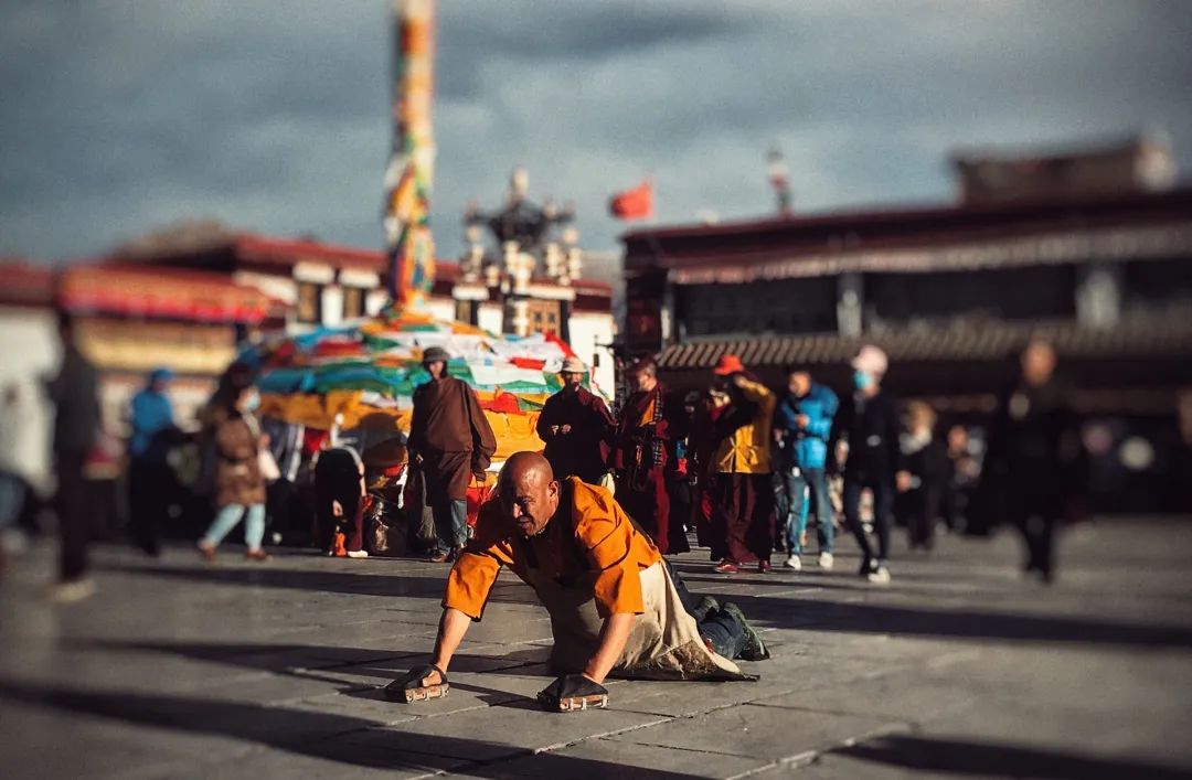 If you have never been to Lhasa, Tibet, this most comprehensive guide to eating, drinking, shopping and shopping is worth reading.