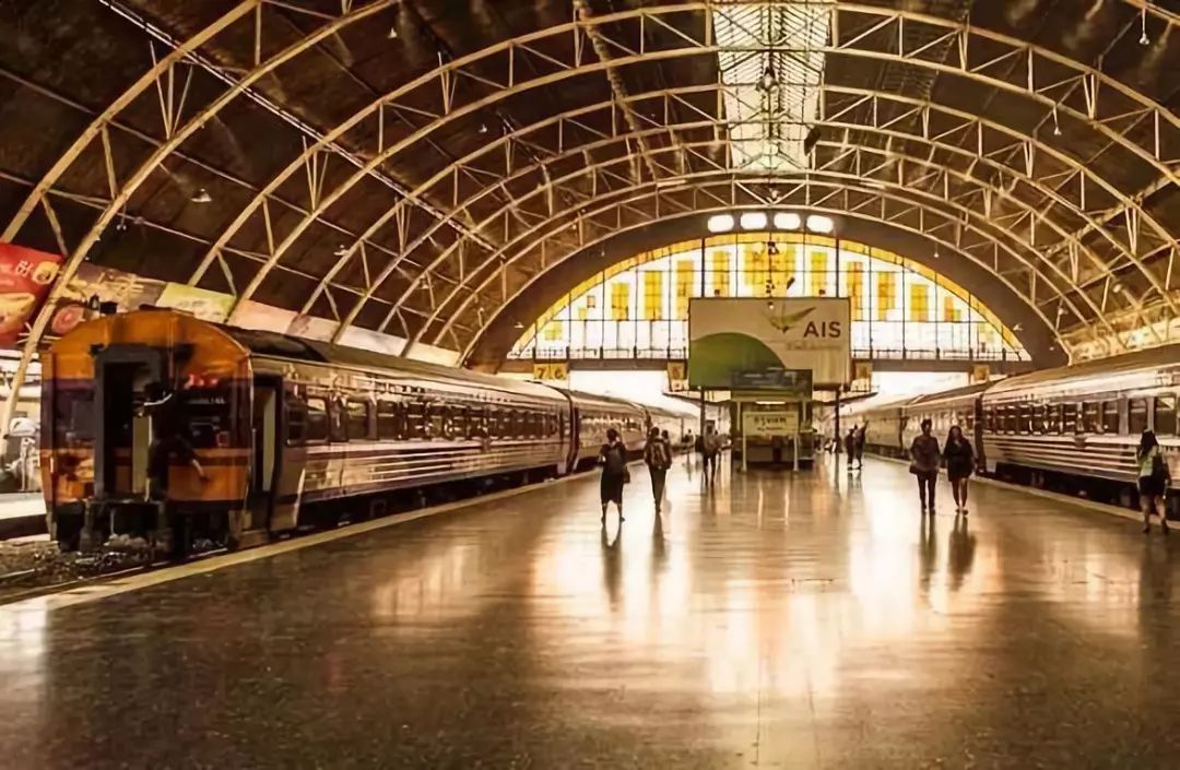 Free travel in Thailand-Train through the morning light