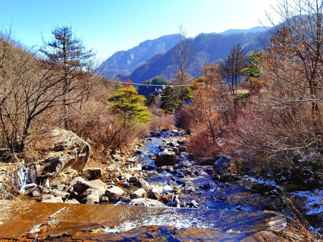 Shangri-La in the Qinling Mountains, traveling through large temples, and one person’s road to becoming a donkey