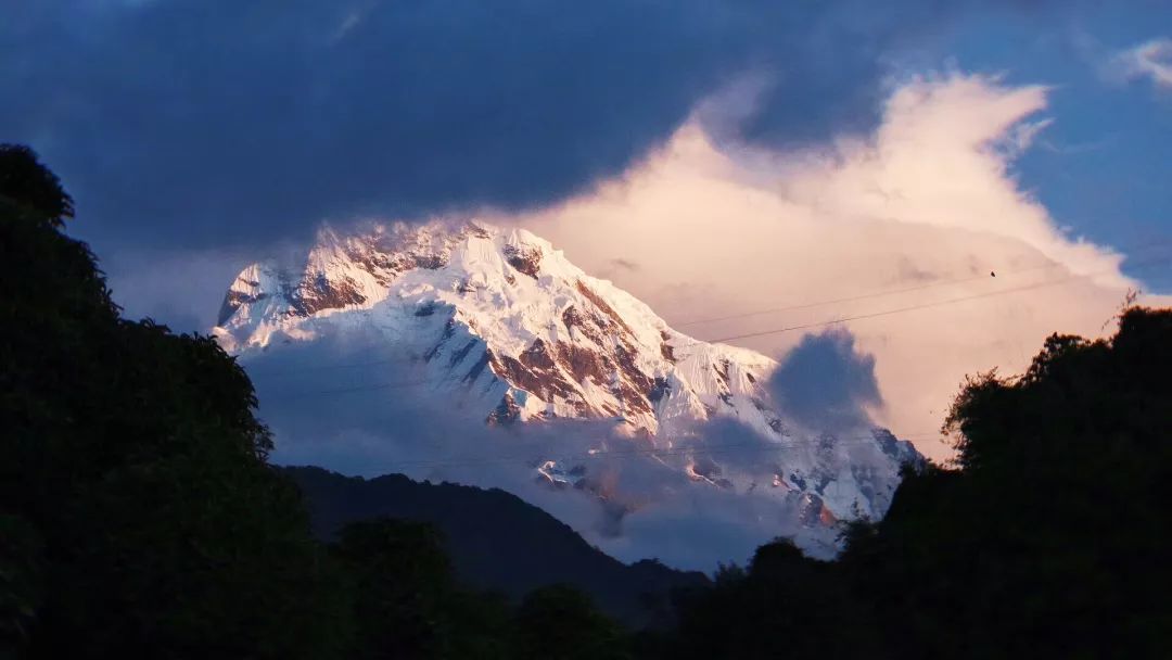 Hiking ABC, walking on Annapurna