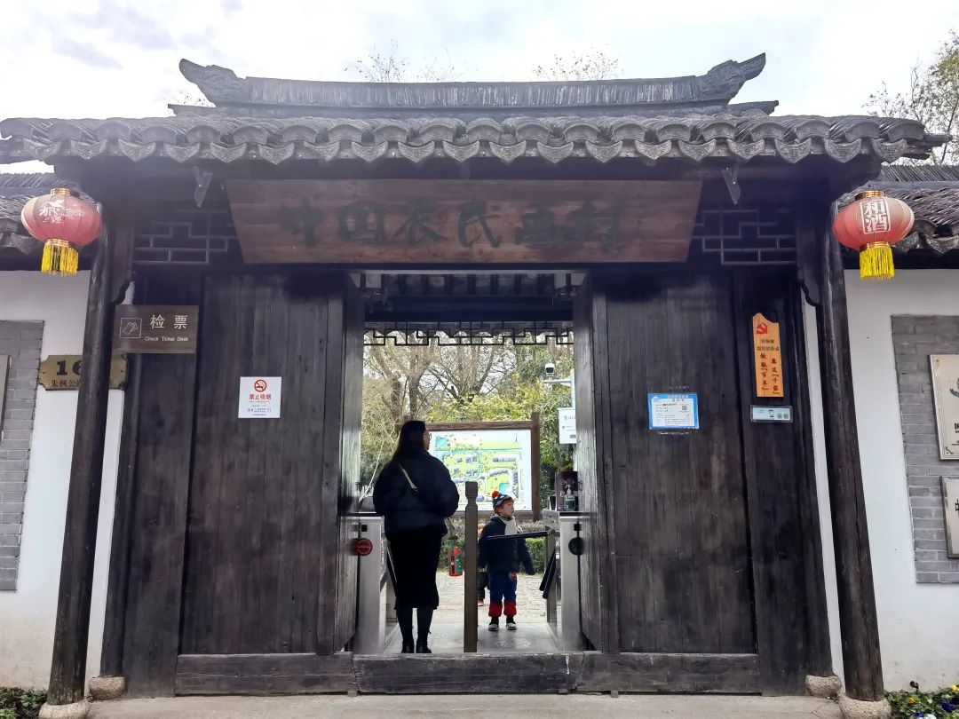 Search for paintings in Fengjing, Jinshan, Shanghai, visit the Chinese Peasant Painting Village, see peasant paintings from various places, and enjoy the pastoral scenery