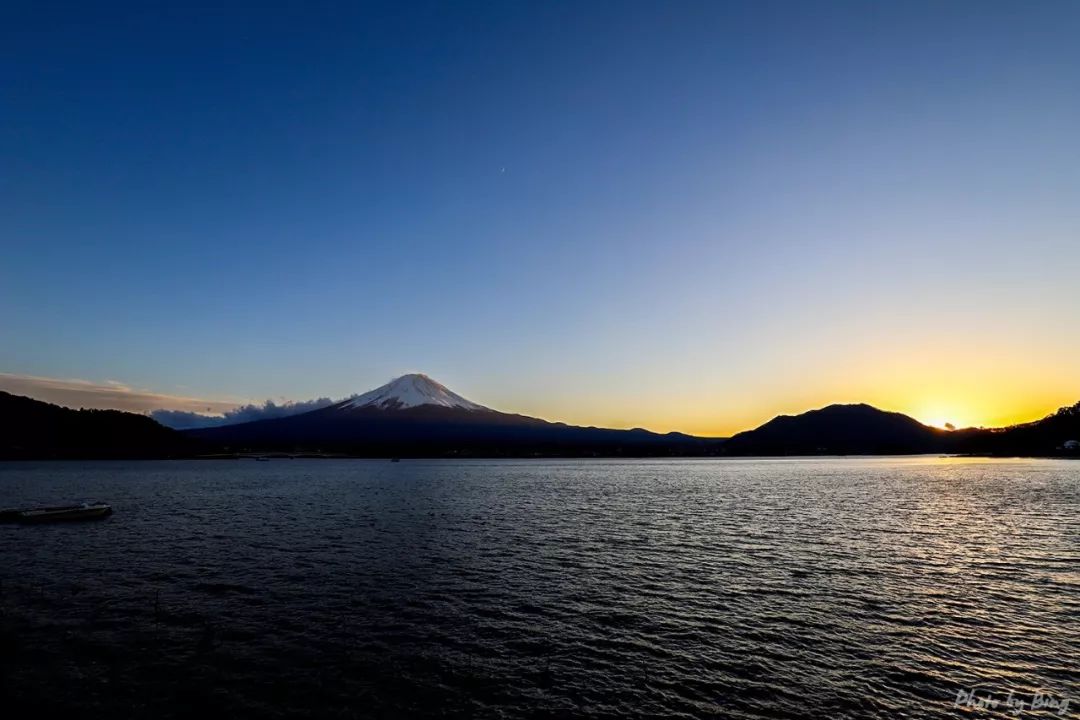 Japanese maple viewing guide | The slightly red Fuji at sunset.